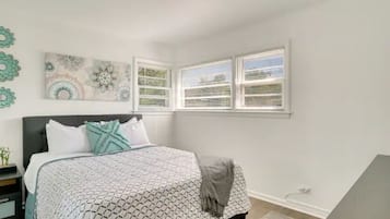 3 bedrooms, desk, iron/ironing board, travel crib