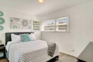 3 habitaciones, escritorio y tabla de planchar con plancha 