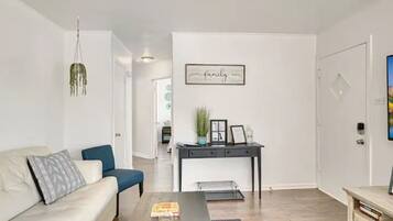 Smart TV, libros y oficina