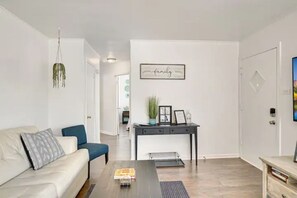 Smart-TV, Bücher, Arbeitsbereiche