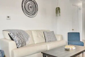 Smart TV, libros y oficina 