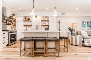 Refrigerador, microondas, horno y lavavajillas 