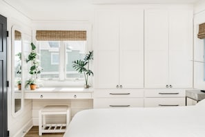 Une chambre à coucher avec un lit, un bureau et une armoire.