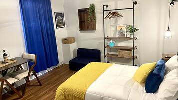 Grand Room | Desk, free WiFi, bed sheets