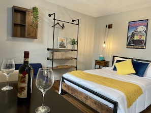 Grand Room | Desk, free WiFi, bed sheets