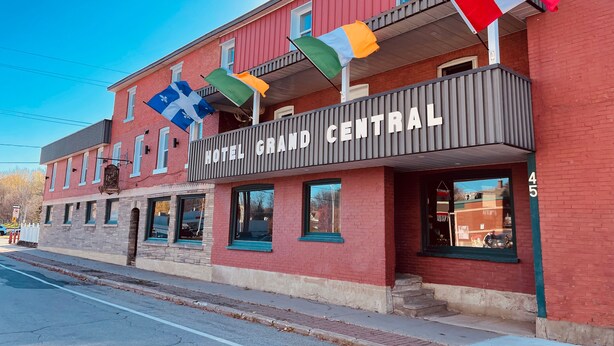 A red brick building with a sign reading "HOTEL GRAND CENTRAL". - Grand Central Hotel Richmond (Richmond)