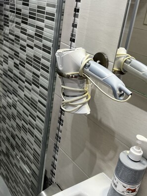 Douche, sèche-cheveux, bidet, serviettes fournies