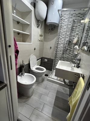 Doccia, asciugacapelli, bidet, asciugamani