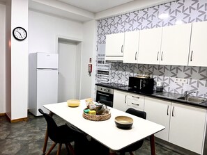 Een koelkast, een microgolfoven, een oven, een kookplaat