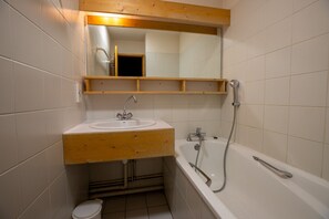 Bathtub, towels - Sherpa 18 spacious apartment in Mottaret (Les Allues)