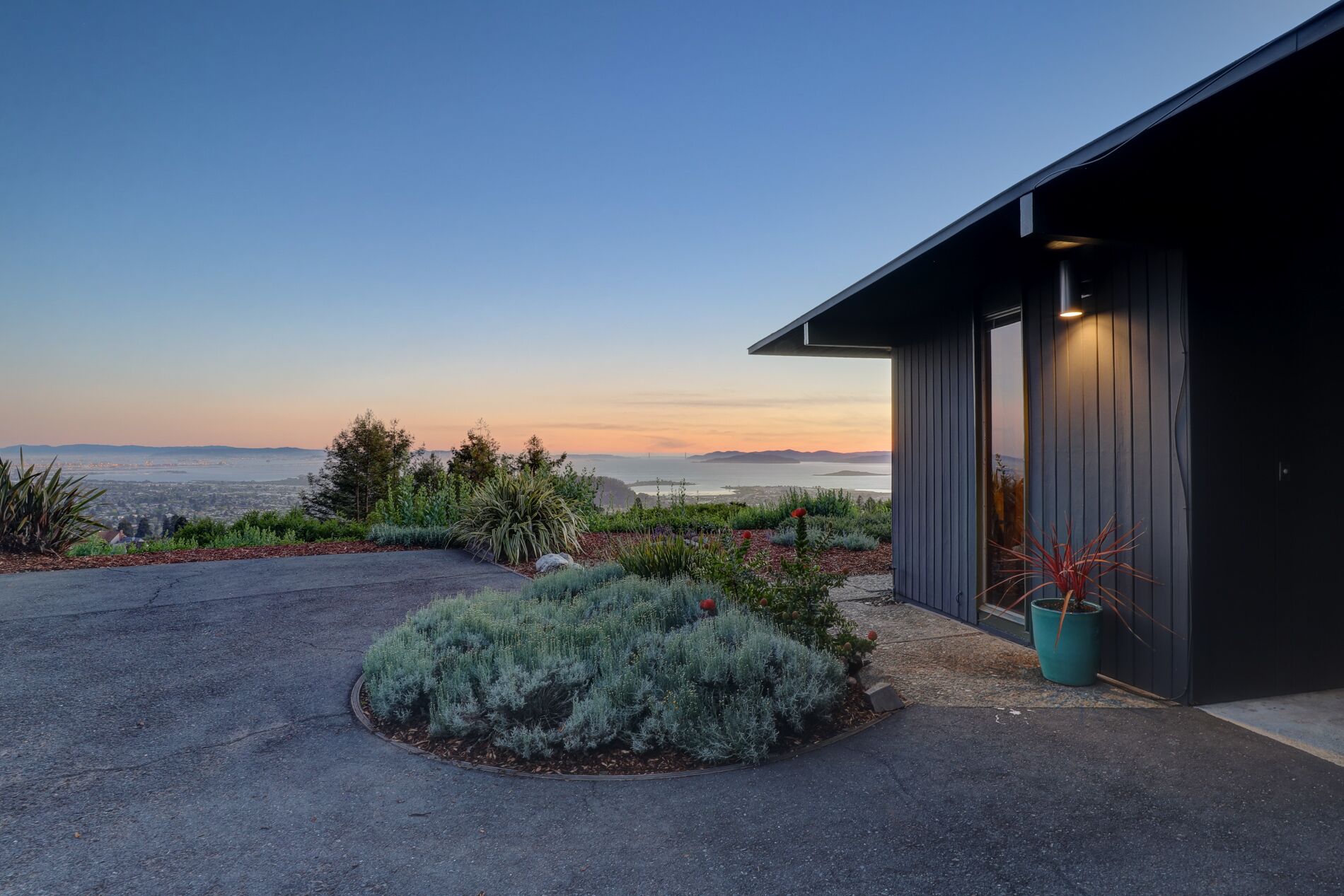 Mid-Century Oasis With Panoramic Views