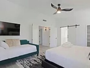 5 bedrooms - Beautiful, fully furnished, 5 bedroom, 3 bathroom (Scottsdale)