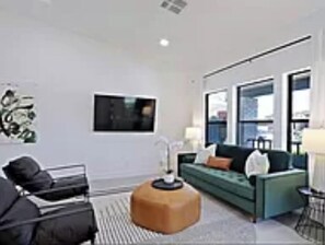 Fireplace - Beautiful, fully furnished, 5 bedroom, 3 bathroom (Scottsdale)