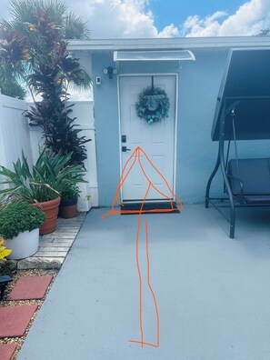 Property grounds - Mercy's apartment (Tampa)