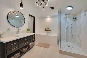 Combined shower/tub, hair dryer, towels, soap - Rustic Modern Retreat W/Pool And Game Room (Yuba City)