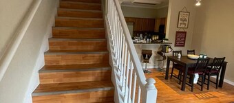 BEAUTIFUL TOWN HOUSE NEAR THE PARKS! AND DOWNTOWN!