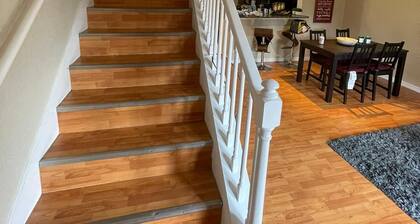 BEAUTIFUL TOWN HOUSE NEAR THE PARKS! AND DOWNTOWN!