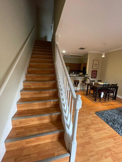 BEAUTIFUL TOWN HOUSE NEAR THE PARKS! AND DOWNTOWN!