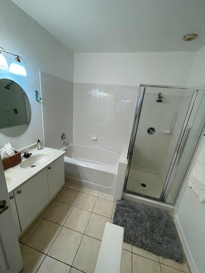 Bathtub - BEAUTIFUL TOWN HOUSE NEAR THE PARKS! AND DOWNTOWN! (Orlando)