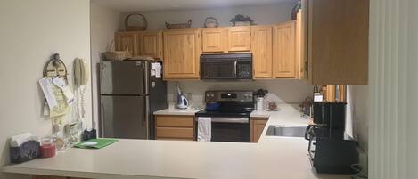 Jääkaappi, mikroaaltouuni, uuni, liesi