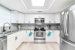 Geladeira, micro-ondas, fogão, cooktop