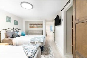 3 sovrum, skrivbord, strykjärn/strykbräda och resesäng