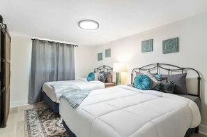 3 habitaciones, escritorio y tabla de planchar con plancha 