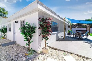 Outdoor dining - 3B/2BA, oasis backyard/Hot tub, quiet neighborhood, ready for snowbirds too! (Apollo Beach)