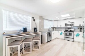 Fridge, microwave, oven, stovetop - 3B/2BA, oasis backyard/Hot tub, quiet neighborhood, ready for snowbirds too! (Apollo Beach)