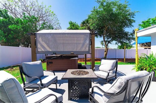 3B/2BA, oasis backyard/Hot tub, quiet neighborhood, ready for snowbirds too!