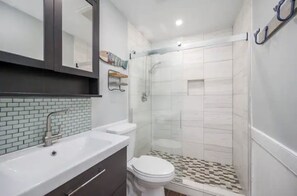 Combined shower/tub, towels, toilet paper - Poolside Oasis (St. Augustine)