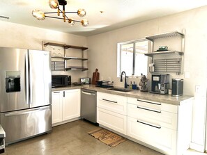 Frigorifero, microonde, forno, piano cottura