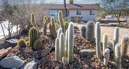Panoramic Views • Quiet Desert Retreat •Pet Friendly •Hiking • Fire Pit • BBQ