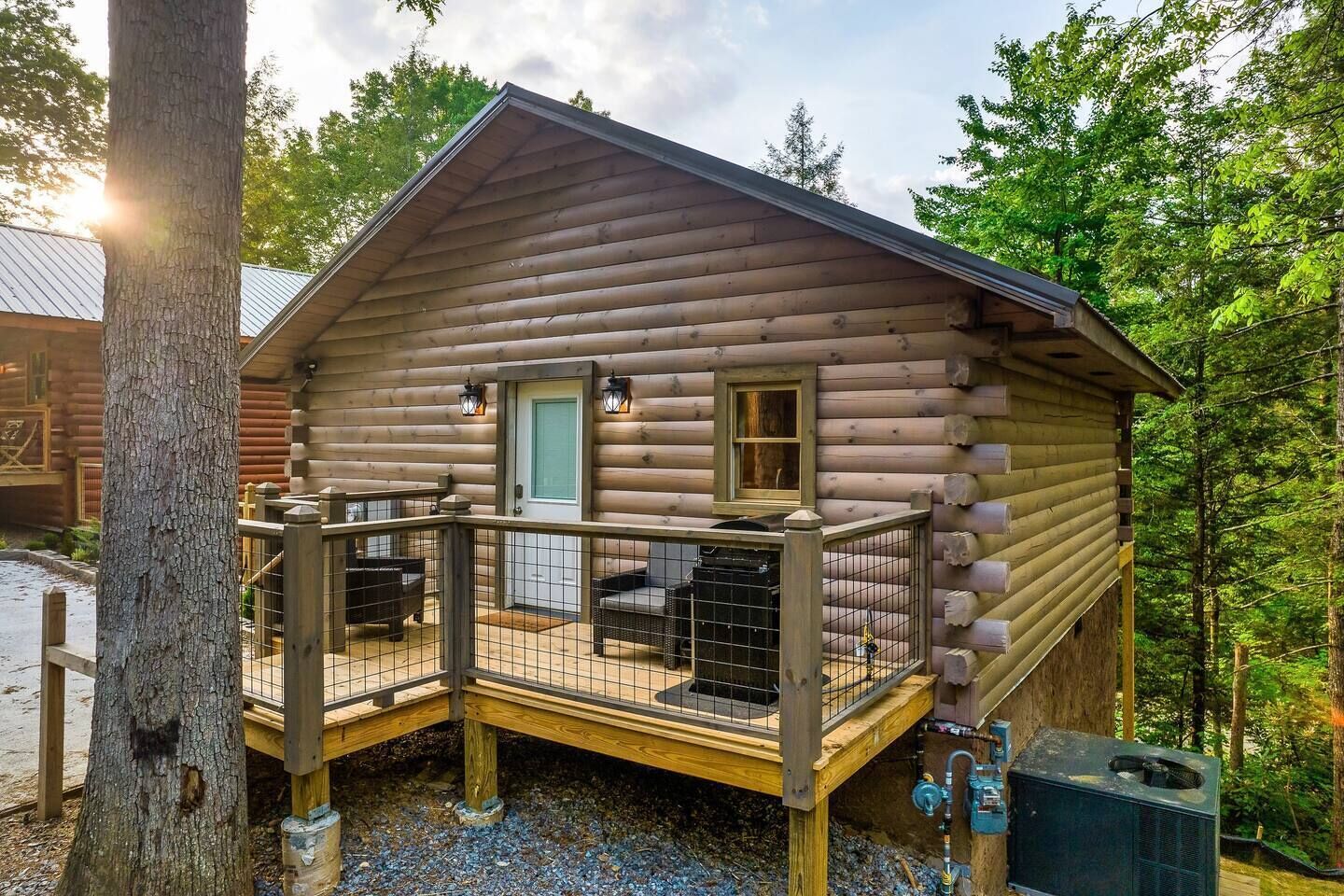 Log Cabin Retreat w/ Hot Tub, Decks,! Book 4 Christmas!