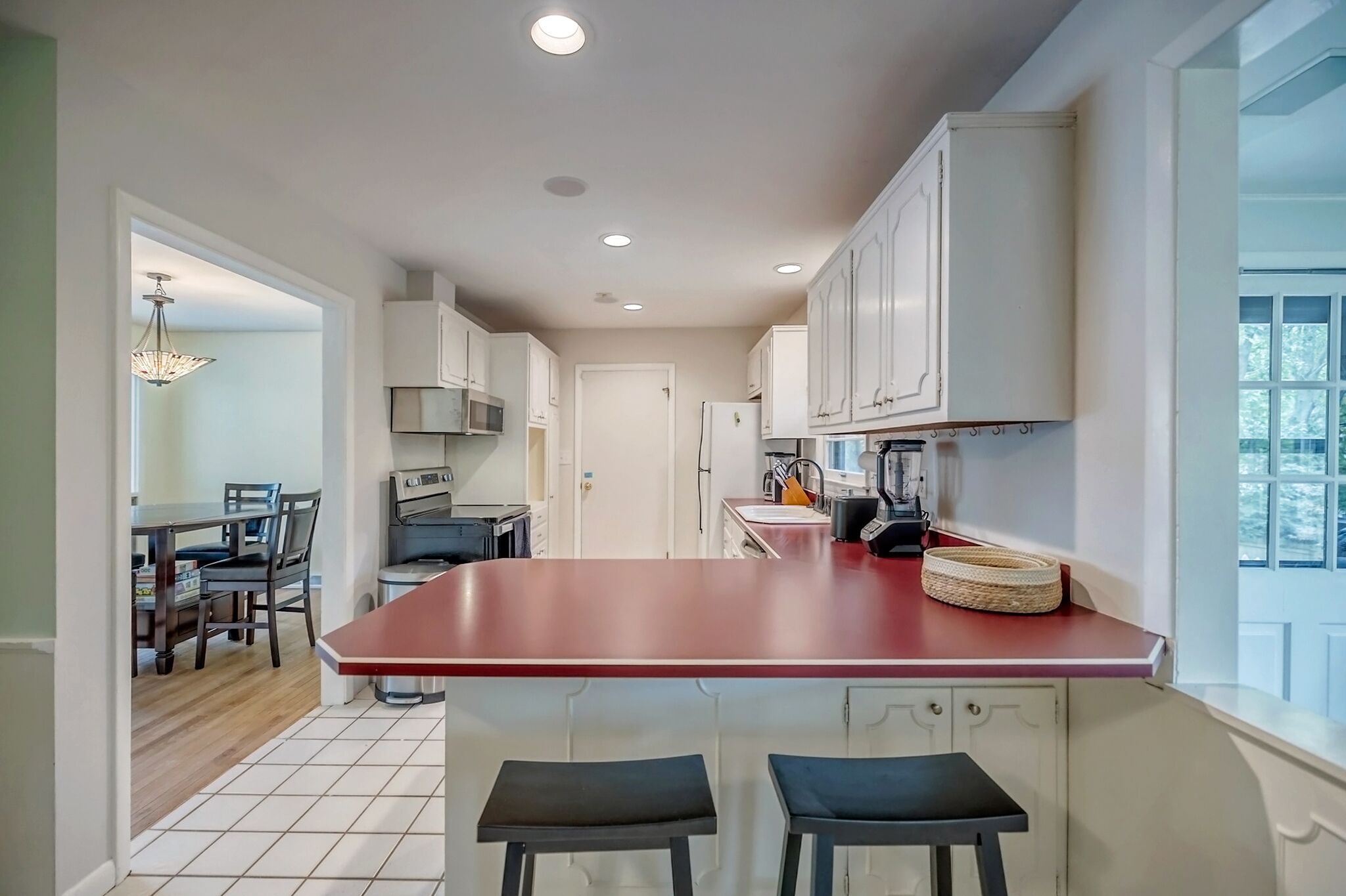 5 Bd Fenced Yard & Close to Park/Trails