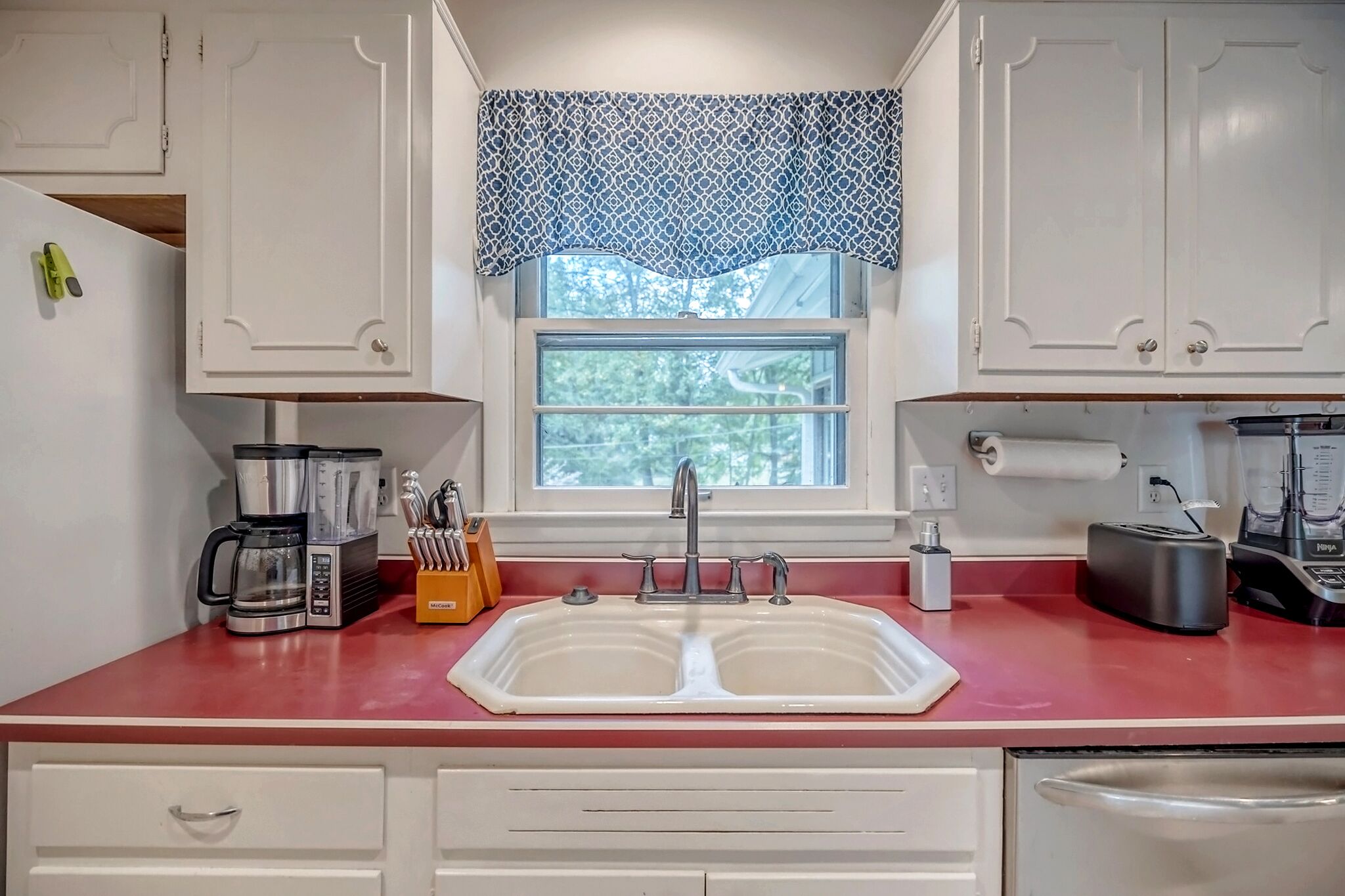 5 Bd Fenced Yard & Close to Park/Trails