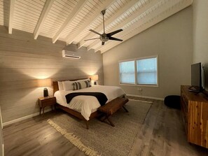 2 bedrooms, desk, travel cot, free WiFi - Beachfront Cottage #7 (St. Thomas)