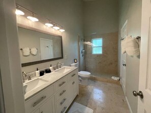 Sèche-cheveux, serviettes fournies