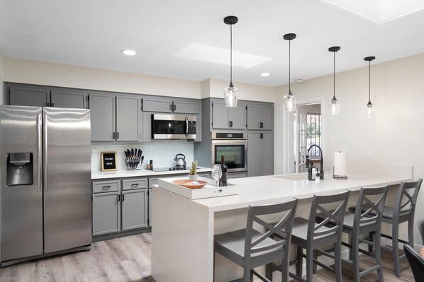 Refrigerador, microondas, horno y parrilla de estufa