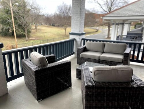 Highland Park Place: Historic Two Bedroom Apt!