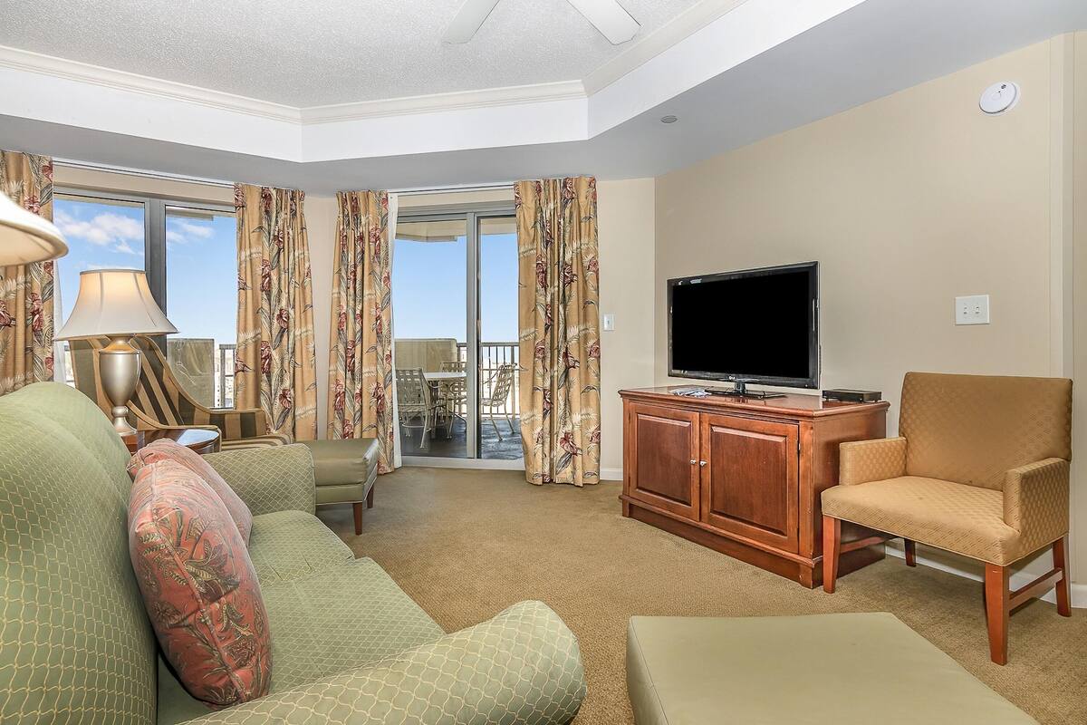 Condo, 2 Bedrooms | Living room