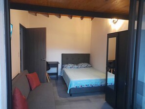 4 chambres, bureau, fer et planche à repasser, accès au Wi-Fi (inclus)