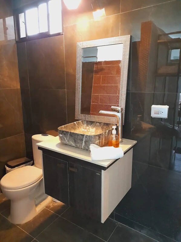 Dusche, Haartrockner, Handtücher, Seife