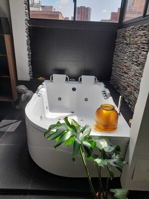 Douche, séchoir à cheveux, serviettes fournies, savon