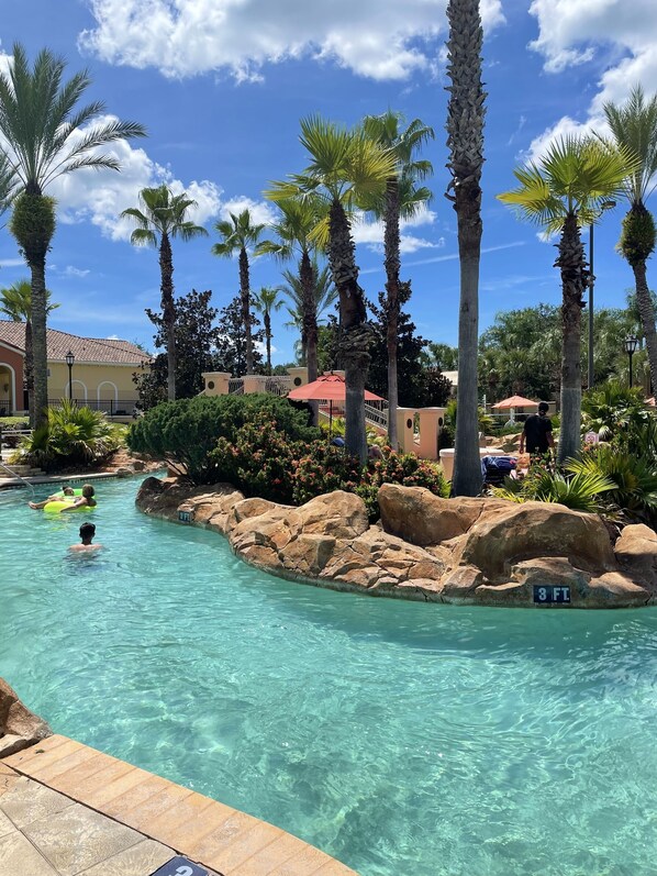 Alberca al aire libre y alberca climatizada