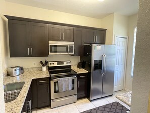 Refrigerador, microondas, horno y parrilla de estufa 