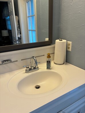 Shower, hair dryer, towels, soap - A Little Piece of Paradise! 3 bedroom pool home, 3 miles to Daytona Beach Shores (Port Orange)