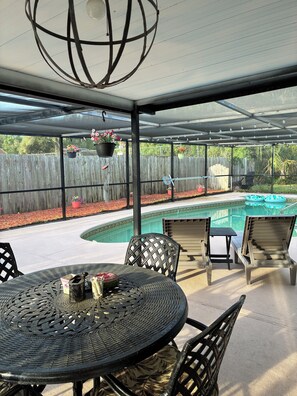Outdoor dining - A Little Piece of Paradise! 3 bedroom pool home, 3 miles to Daytona Beach Shores (Port Orange)