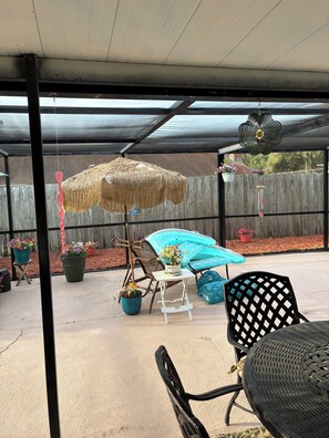 Outdoor dining - A Little Piece of Paradise! 3 bedroom pool home, 3 miles to Daytona Beach Shores (Port Orange)