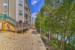 Property grounds - Bright Ozarks Condo w/ Balcony & Lake Views! (Kimberling City)